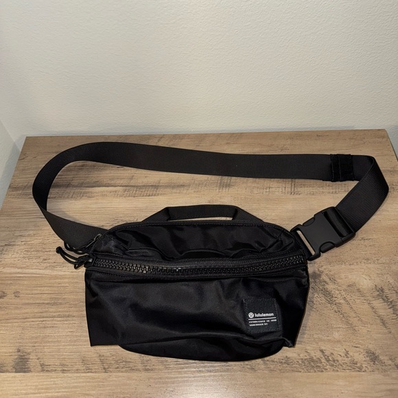 Lululemon Athletica Black Travel Belt Bag - Picture 2 of 12